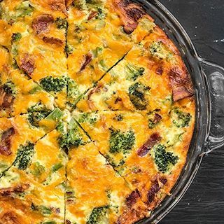 Broccoli Quiche Recipes, Quiche Recipes Crustless, Bacon Broccoli, Broccoli Quiche, Breakfast Quiche Recipes, Quiche Recipes Easy, Bacon Quiche, Low Carb Meal, Breakfast Quiche