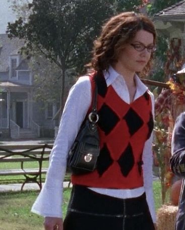 Black and red sweater vest with long white button up shirt underneath S4: E5 90s Sweater Vest Outfit, Rory Gilmore Red Sweater, Button Up With Sweater Vest, Rory Gilmore Outfit Ideas, Sweater With Shirt Underneath, Red Sweater Vest Outfit, Red Button Up Shirt Outfit, Red Vest Outfit, 90s Sweater Vest