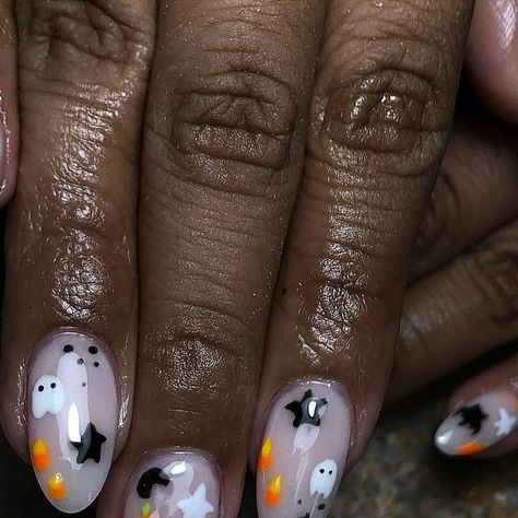 Michelle Soto on Instagram: "short and spooky 👻🖤   #nailsofinstagram#spookynails#halloween#explorepage" Cute Short Nail Sets Halloween, Halloween Theme Nails Short, Holloween Theme Nails Short, Scary Halloween Nails Design Short, Spooky Short-sleeve Fall Shirt, Short Acrylics, Short Acrylic, Short Acrylic Nails, Halloween Nails