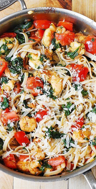 Shrimp, tomato, and spinach pasta in garlic butter sauce Tomato And Spinach Pasta, Shrimp Tomato, Shrimp Spinach, Shrimp Fettuccine, Tomato Spinach, Spinach Tomato, Italian Pasta Dishes, Garlic Butter Sauce, Spinach Pasta