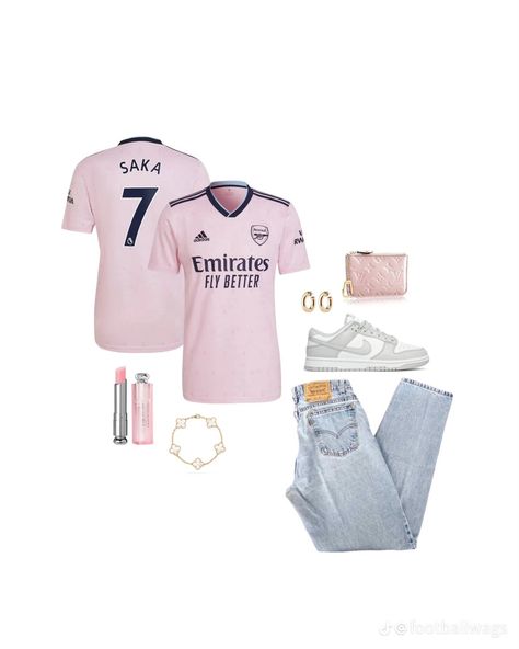 Pink Arsenal Jersey, Arsenal Outfit Women, Pink Jersey Football, Wags Outfit Ideas, Arsenal Shirt Outfit, Soccer Wag Outfits, Soccer Gf Outfit, Soccer Wife Outfit, Football Top Outfit Women