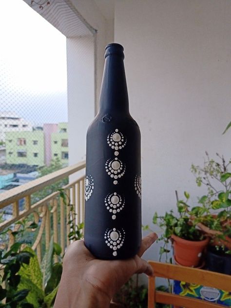 Painting Beer Bottles, Beer Bottle Painting Acrylic, Wine Bottle Painting Ideas Simple, Simple Glass Bottle Painting Ideas, Drawing On Bottles, Beer Bottle Crafts Decoration, Beer Bottle Art Painting, Black Bottle Painting, Dot Painting On Bottles