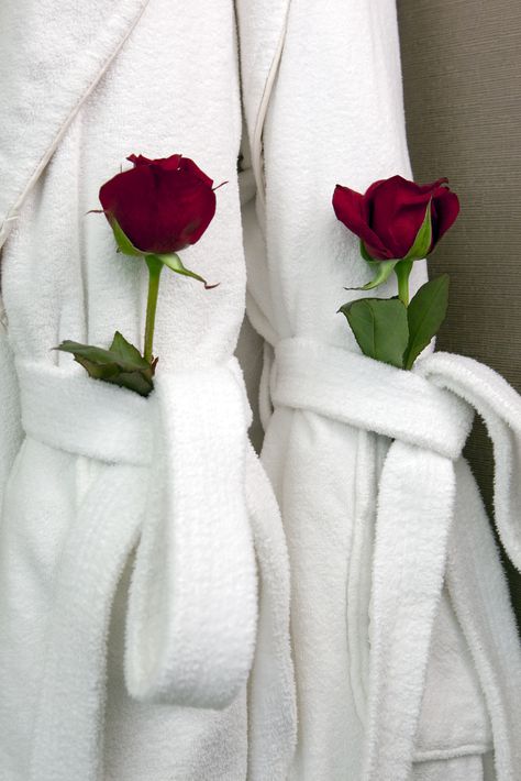 Flowers In Hotel Room, Hotel Room Flowers, Romantic Hotel Room Ideas, Love Rose Romantic, Honeymoon Decorations, Hotel Room Romantic, Hotel Romance, Valentine Hotel, Honeymoon Bedroom