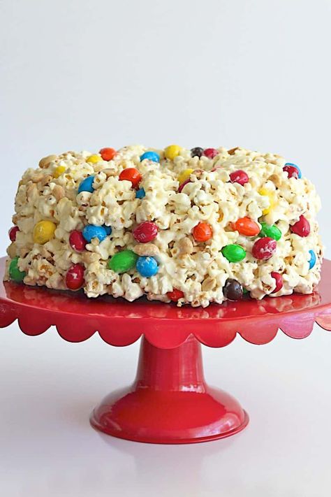 Popcorn Bundt Cake, Popcorn Cake Ideas, Popcorn Dessert Recipes, Popcorn Birthday Cake, Popcorn Board, Popcorn Cake Recipe, Cuisinart Recipes, Cake Popcorn, Birthday Cake Popcorn