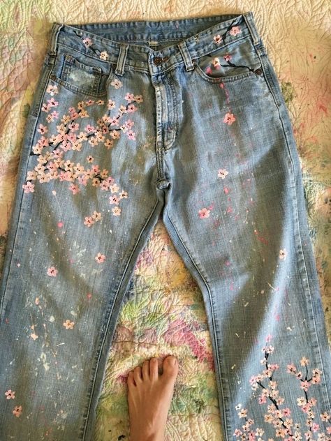 Painted On Jeans, Denim Kunst, Jean Diy, Jeans Rosa, Painted Clothes Diy, Haine Diy, Fabric Painting On Clothes, Diy Jeans, Denim Art