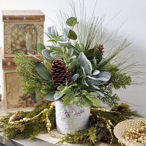 Winter Flower Arrangements, Arreglos Ikebana, Winter Floral Arrangements, Rustic Arrangements, Winter Arrangements, Winter Planter, Winter Centerpieces, Greenery Arrangements, Winter Greenery