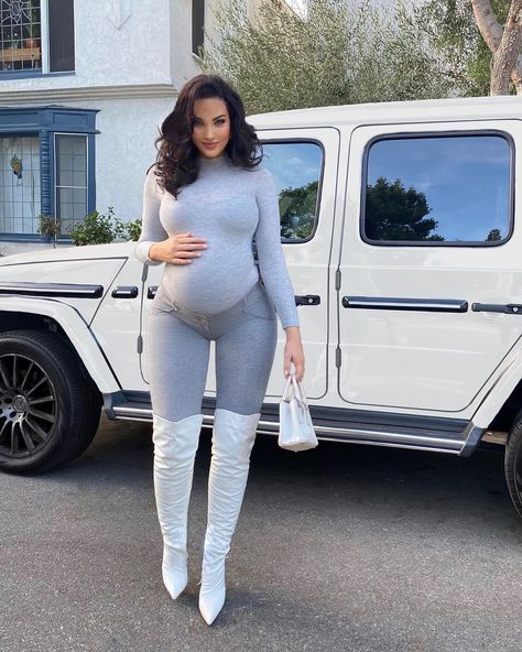 193.6k Likes, 1,549 Comments - NATALIE HALCRO (@nataliehalcro) on Instagram: “I've worn so many pairs of @freddystoreusa throughout my pregnancy but the Low Rise pants are…” Natalie Halcro, Prego Outfits, 39 Weeks, Preggo Fashion, Pretty Pregnant, Flattering Pants, Cute Maternity Outfits, Stylish Maternity Outfits, Maternity Outfits