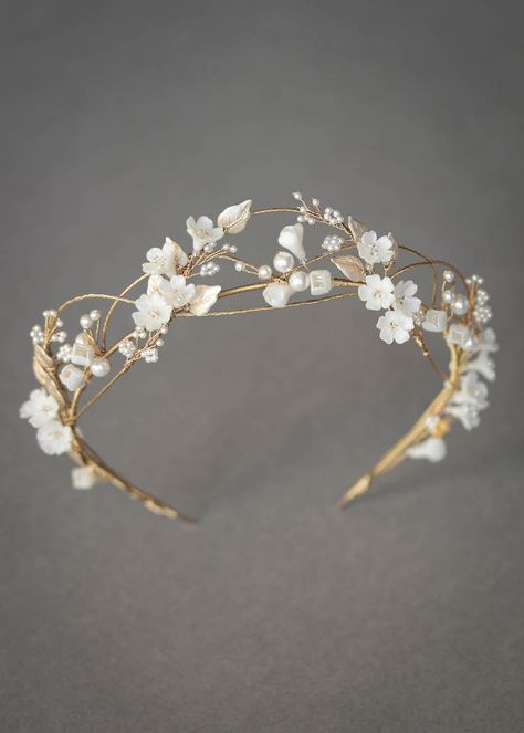 We recently had the pleasure of working with bride Megan from the USA to create a floral bridal crown and pearl bridal veil for her wedding day. Bride Headpiece Crown, Headpeace Bride, Bridal Headpieces Diy, Messy Wedding Hairstyles, Polished Hairstyles, Bridal Hairpieces, Head Jewellery, Messy Wedding, Relaxed Hairstyles