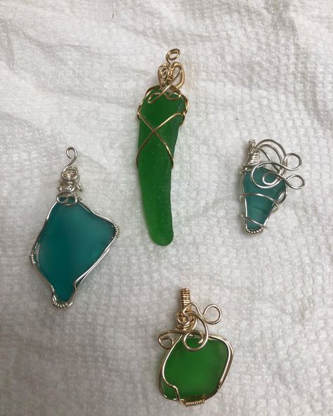 Seaglass Wire Wrapping, Sea Glass Wire Wrapping, Sea Glass Jewelry Diy, Sea Glass Crafts Jewellery, Caribbean Life, Galaxy Gifts, Sea Glass Art Projects, Wire Wrapping Diy, Wire Wrapped Jewelry Diy