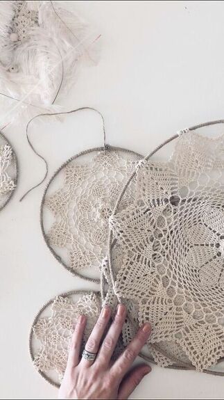 Doily Hoop Wall Art, Doilies In Embroidery Hoop, Dream Catcher Step By Step, Doilies Diy, Crochet Dream Catcher, Doily Dream Catchers, Lace Dream Catchers, Doily Art, Many Rings