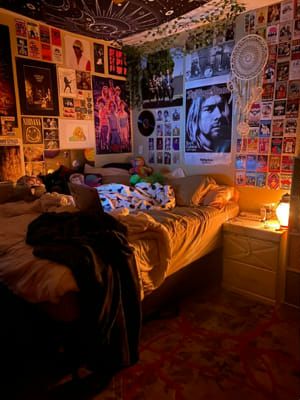 Not Square Bedroom, Grunge Inspired Room, Retro Bed Rooms Ideas, Modern Hippy Bedroom, Retro Bedrooms Ideas, Graphic Room Design, Small Indie Bedroom, Maximalist Room Posters, 2020 Bedroom Trends