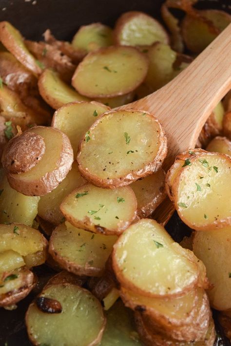 Pan Fried PotatoesDelish Skillet Red Potatoes, Pan Fried Red Potatoes, Potatoes Cakes, East Meals, Fried Red Potatoes, Russet Potato Recipes, Pan Fried Potatoes, Fried Potatoes Recipe, Fry Food