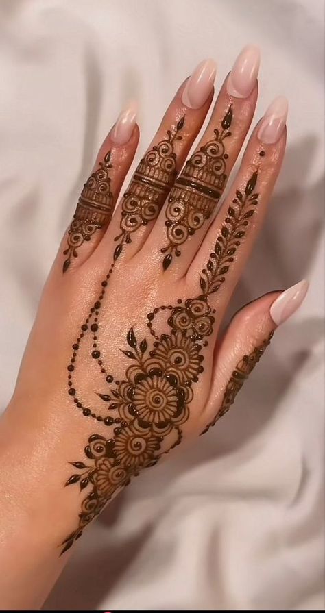 Classic Mehandi Designs, Mehendi Designs For Women, Henna For Short Hands, Henna Designs Diwali, Mehendi Designs Modern, Modern Henna Designs Back Hand, Henna Tattoo Designs Hand Unique, Mehendi Designs For Back Hands, Minimalist Henna Design