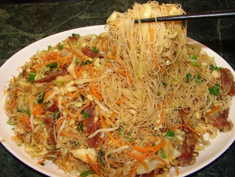 Malaysian Noodles, Chamorro Food, Mei Fun, Stir Fried Rice, Asian Diet, Vermicelli Recipes, Rice Noodle Recipes, Asian Noodle Dishes, Fried Rice Noodles