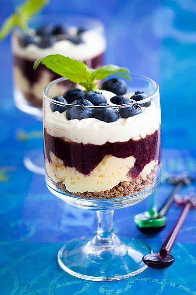 Blueberry Parfait Recipe Blueberry Parfait, Breakfast Parfait Recipes, Blueberry Trifle, Parfait Recipe, Berry Parfait, Fruit Combinations, Parfait Breakfast, Honey Yogurt, Yogurt Breakfast