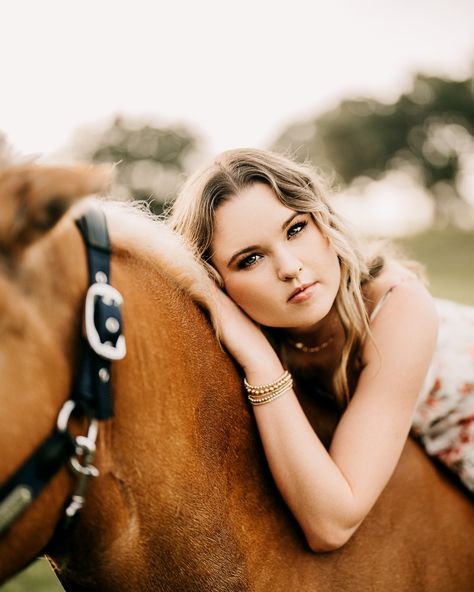 (2) Facebook Senior Horse Photography, Horse Photoshoot Ideas, Equine Photography Poses, Hand Photos, Horse Senior Pictures, Horse Photoshoot, Woman Riding Horse, Horse Photography Poses, Wellington Florida