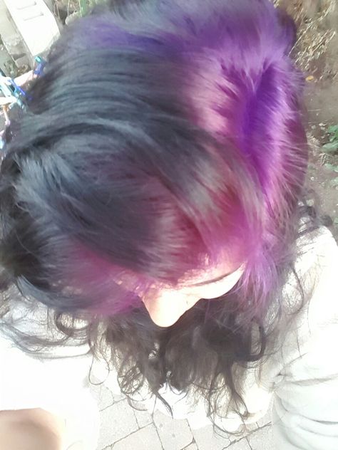 Purple roots Purple Hair Roots, Purple And Red Hair Ideas, Black Hair With Purple Roots, Purple Ghost Roots, Purple Roots Hair, Purple Roots Black Hair, Colored Roots With Black Hair, Ghost Roots Hair, Ghost Roots