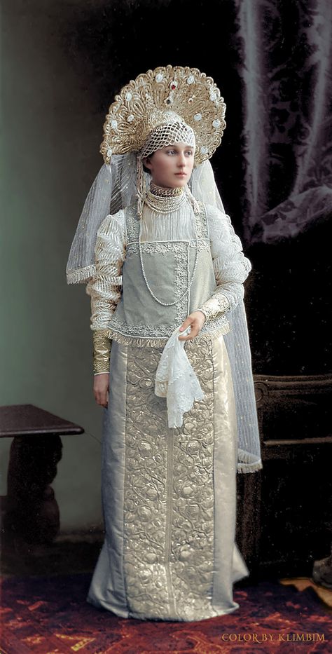 PHOTOS of the last ball hosted by the Romanov royal family - in COLOR - Russia Beyond Russian Dress, Russian Clothing, Dressed In White, Russian Culture, Costume Ball, Imperial Russia, Russian Fashion, Foto Art, Family Fashion