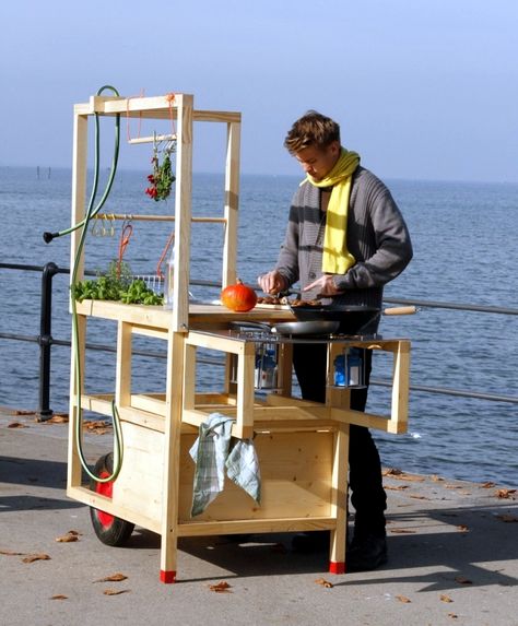 Mobile kitchen of Chmara.Rosinke brings a new style of living with it Gerobak Dorong, Outdoor Cart, Mobile Kitchen, Coffee Bike, Food Cart Design, Portable Kitchen, Food Truck Design, Stall Designs, Coffee Carts