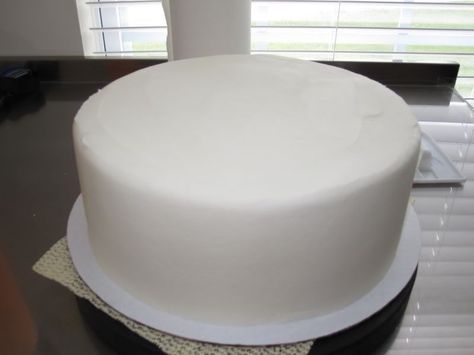 Love this method for icing! Looks like fondant but really just icing, saw this on a cooking show and always wanted to try it Biggest Cake, Cake Tips, Decoration Patisserie, Icing Frosting, Sweet Cake, Cupcake Decorating, Cupcake Frosting, Buttercream Icing, Cake Icing