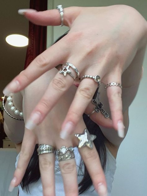 Rings Silver Chunky, Styling Rings Silver, Silver Jewelry Outfits, Silver Ring Stack Chunky, Chunky Jewelry Aesthetic Silver, Funky Jewelry Silver, Metal Mixing Jewelry, Julery Aesthetic, Silver Ring Stacking Ideas