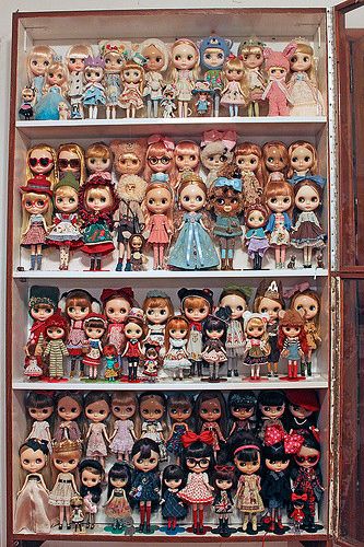 Doll Collection Display, Toy Collection Room, Dolly World, Drawing Cartoon Faces, Doll Display, Cute Polymer Clay, Blythe Clothes, Cartoon Faces, Mlp My Little Pony