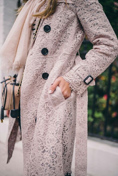 Estilo Gossip Girl, Upcoming Fashion Trends, Lace Coat, Spring Scarves, Gal Meets Glam, Vegan Fashion, Mein Style, Lace Fashion, High End Fashion