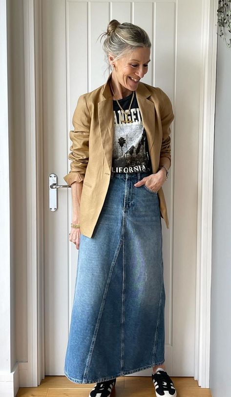 Denim Dress Outfit 2023, Denim Dress With Blazer, Long Denim Skirt Work Outfit, Jean Maxi Skirt Outfit Fall, Maxi Jean Skirt Outfits Fall, Styling Denim Maxi Skirt, Winter Denim Skirt Outfit, Denim Maxi Skirt Outfit Fall, Maxi Jeans Skirt Outfit