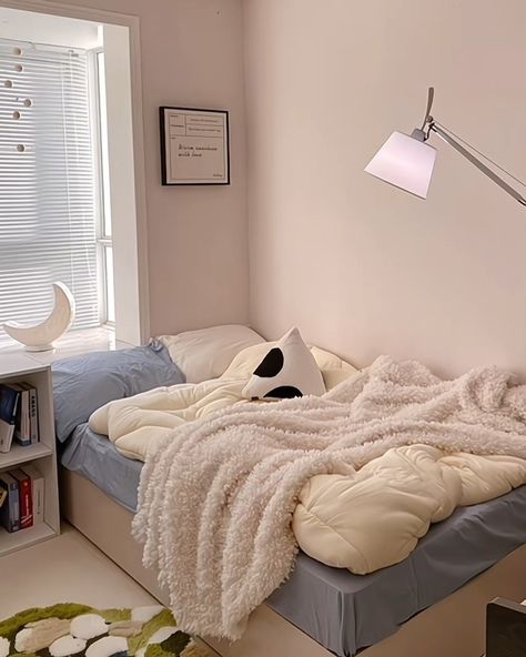 Glamorous Living, Teen Girl Bedroom, Cozy Living Spaces, Serene Bedroom, Stylish Home Decor, Minimalist Living Room, Minimalist Bedroom, Cozy Bed, Room Organization