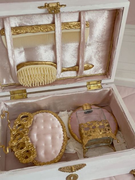 Vintage Vanity Set, Coquette Wishlist, Vintage Vanity Aesthetic, Princesscore Pink, Spot Light Photoshoot, Coquette Bathroom, Vintage Vanity Decor, Vanity Aesthetic, Room Ideas For Men