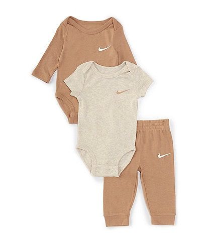 Gender Neutral Clothing & Accessories | Dillard's Newborn Baby Supplies, Gender Neutral Outfits Baby, Gender Neutral Baby Outfits, Baby Clothes Nike, Newborn Baby Clothes Girl, Newborn Summer Outfits, Baby Neutral Clothes, Aesthetic Baby Clothes, Baby Clothes Aesthetic