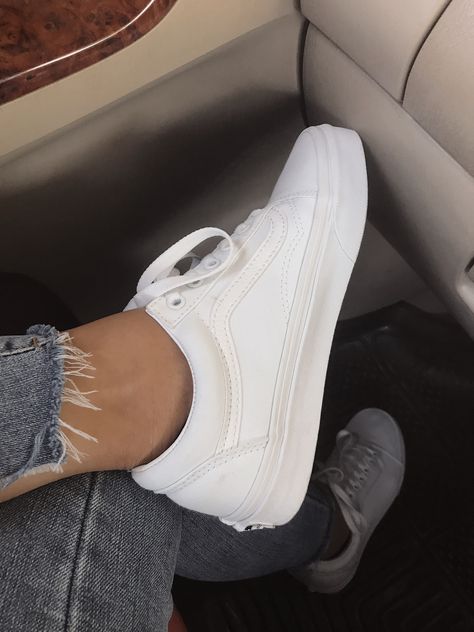 White Vans Women, White Vans Aesthetic, Vans White Outfit, White Vans Outfit Women, Outfits With White Vans, Vans Women Outfit, Old Skool Vans Outfit, Vans Shoes White, White Vans Outfit