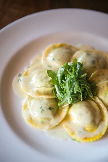 Ravioli with Ricotta and Spinach Cook Shrimp, Ricotta Spinach, Fruit Popsicles, Cheesy Potato, Rain Barrel, White Plate, Food Yummy, Food Cooking, Italian Dishes