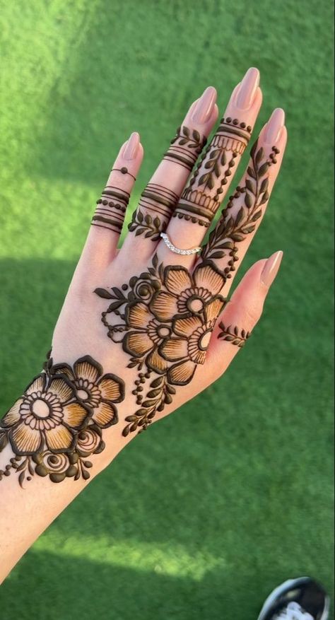 Mehndi Designs Finger, Henna Hand Designs, Beautiful Simple Mehndi Design, Leg Henna, Palm Mehndi Design, Simple Mehendi Designs, Tato Henna, मेहंदी डिजाइन, Designs Mehndi