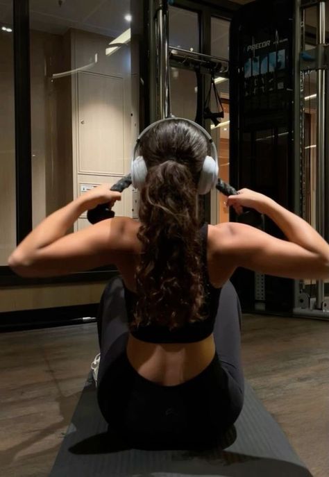 Biceps Aesthetic Women, Girls At The Gym Aesthetic, Workout Core Aesthetic, Toned Back And Arms Aesthetic, Female Working Out Aesthetic, Workout Body Aesthetics Women, Gym Workout Aesthetic Women, Workout Aesthetic Vision Board, Gym Workouts Women Pics