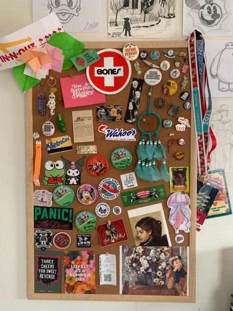 Pinboard Ideas For School, Corkboard Ideas Aesthetic, How To Decorate Desk, Bulletin Board Bedroom, Push Pin Board Ideas, Bulletin Board Ideas Aesthetic, Bulliten Boards Ideas Aesthetic, Bulletin Board Aesthetic, Cork Board Inspiration