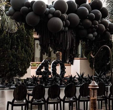 40th Birthday Party Decor, 40th Birthday Dinner, Dinner Setup, All Black Party, Black Party Decorations, Quince Themes, 30th Birthday Themes, 40th Birthday Party Decorations, Deco Table Noel