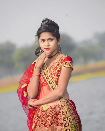 विवाह की दुल्हन, Drawing Couple Poses, Gals Photos, New Photo Style, Best Poses For Photography, Beautiful Casual Dresses, Best Pose For Photoshoot, Photo Pose Style, You Tube