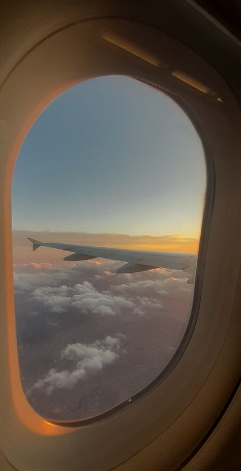 Sunrise Airplane Window, Flight Window Aesthetic, Air Plane Window View, Airplane Window Wallpaper, Airplane Window View Aesthetic, Plane Window View Aesthetic, Flight Window Pics, Flight Window View, Sunset Airplane Window