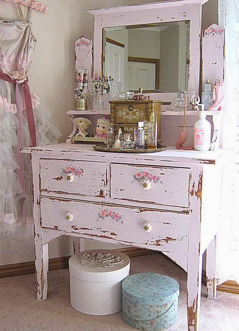 Vintageandart: Chalk Paint - Using Builders Lime. Camera Shabby Chic, Muebles Shabby Chic, Makeup Vanities, Vibeke Design, Decoration Shabby, Cottage Shabby Chic, Shabby Chic Room, Decor Ikea, Shabby Chic Dresser