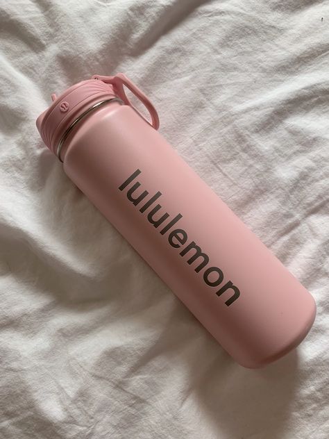 Lululemon Water Bottle Pink Aesthetic, Cute Pink Water Bottle Aesthetic, Kylie Jenner Life, Green Smoothie Girl, Pretty School Supplies, Bottle Girls, Pink Water Bottle, Gym Bottle, Sephora Skin Care