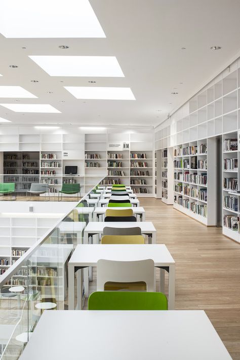 University Library Design, Spiral Ramp, Public Library Design, School Library Design, Library Inspiration, Directional Signage, Public Libraries, Library Architecture, School Interior