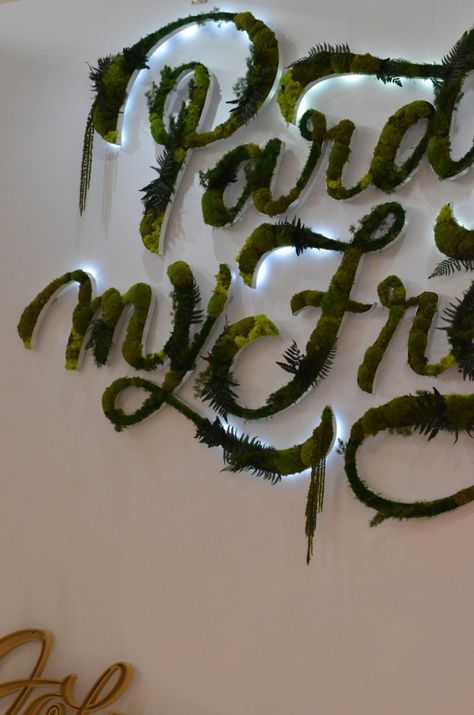 Green living sign Mos Wand, Moss Graffiti, Moss Letters, Grand Palais Paris, Moss Wall Art, Moss Art, Moss Wall, Design Mom, Wayfinding Signage