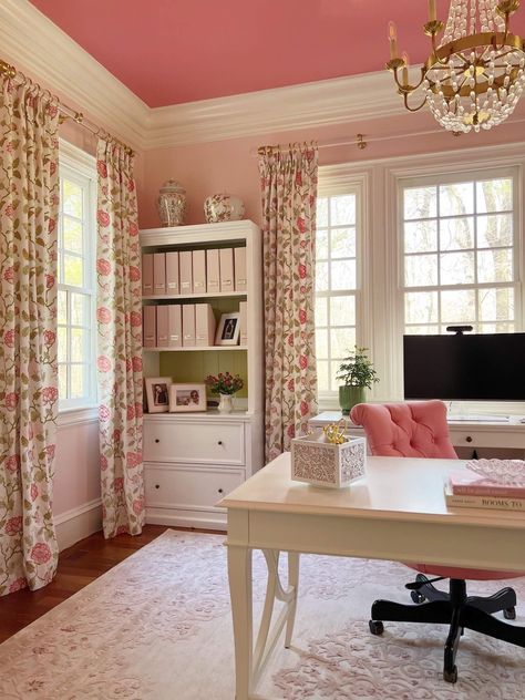 JRL Interiors — A chic and elegant pink home office Ladies Home Office, Glossy Ceiling, Pink Office Ideas, Pink Home Offices, Pink Home Office, Girly Office, Feminine Office, Feminine Home Offices, Pink Office