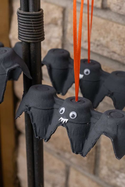 DIY Egg Carton Bats: A Spooky Recycled Halloween Craft Diy Egg Carton, Halloweenpyssel Barn, Haloween Decor, Halloween Diy Kids, Simple Halloween Decor, Dulceros Halloween, Halloween Origami, Vika Papper, Bricolage Halloween