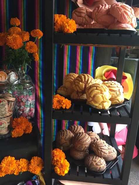 Dia De Los Muertos Basket Ideas, Dia Los Muertos Wedding, Dia De Los Muertos Bridal Shower Ideas, Day Of The Dead Baby Shower Ideas, Dia De Los Muertos Party Ideas Food, Dia De Los Muertos Wedding Ideas Decor, Day Of The Dead Centerpieces, Dia De Muertos Party Ideas, Day Of The Dead Quinceanera Theme