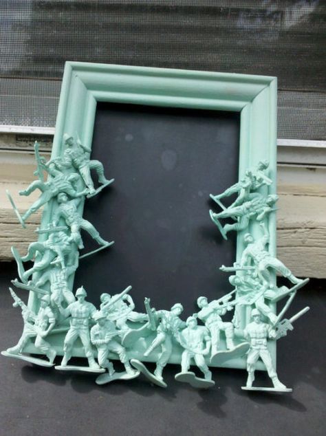 Here is a unique photo frame, ideal for a child’s room. This is a fun DIY project to try. Homemade Gifts For Men, Corner Deco, Cadre Photo Diy, Unique Photo Frames, Picture Frame Crafts, Diy Picture Frames, Diy Bricolage, Deco Originale, Army Men