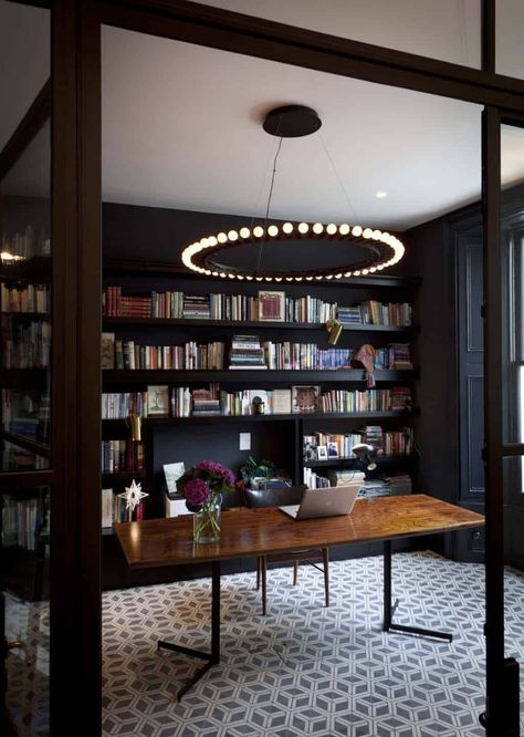 28 Dreamy home offices with libraries for creative inspiration Dark Walls, Home Libraries, Home Library, Office Inspiration, Home Office Design, 인테리어 디자인, Home Office Decor, Contemporary House, Office Design