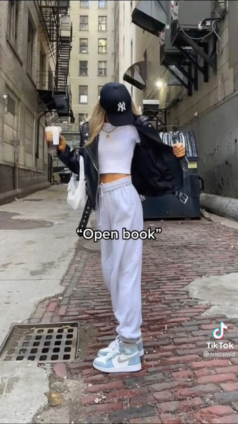 New York Outfit Aesthetic, Outfit Tuta, Grey Pants Outfit, Grey Tracksuit, New York Outfit, Cozy Sweatpants, Tracksuit Outfit, Tracksuit Pants, Fabric Light