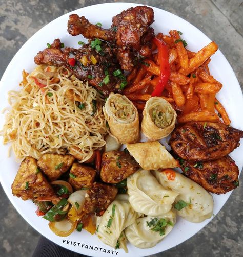 Chinese Food Aethstetic Take Out, Chinese Food Platter, Chinese Takeout Aesthetic, Chinese Food Aethstetic, Chinese Food Aesthics, Chinese Dinner Table, Chinese Dinner Party, Chinese Food Photography, Paneer Momos